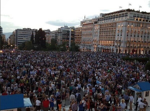 Οι διαδηλωτές στην είσοδο της Βουλής τώρα