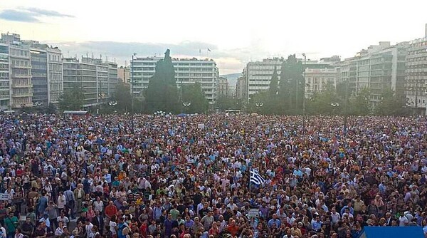 Οι διαδηλωτές στην είσοδο της Βουλής τώρα