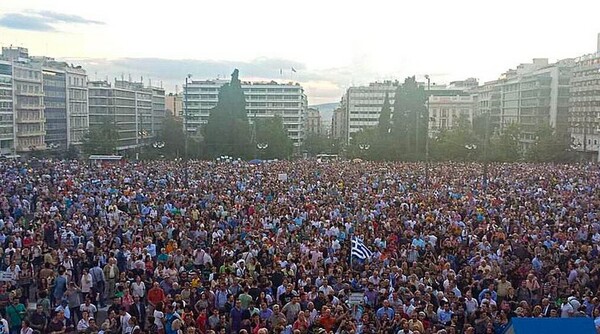 Οι διαδηλωτές στην είσοδο της Βουλής τώρα