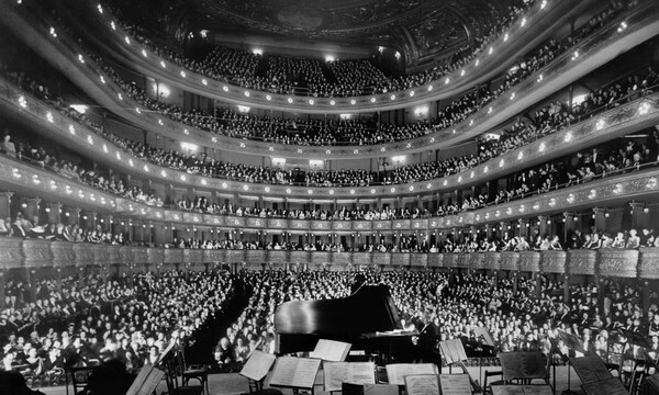ΗΠΑ: Με τον γαλλικό εθνικό ύμνο ξεκίνησε η Μετροπόλιταν Όπερα την παράσταση "Τόσκα"