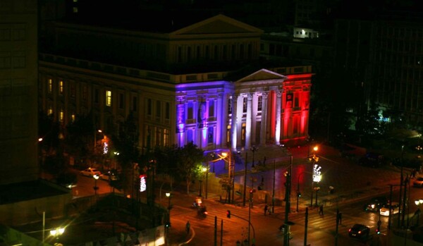 Με τα χρώματα της γαλλικής σημαίας φωταγωγήθηκε το Δημοτικό Θέατρο Πειραιά