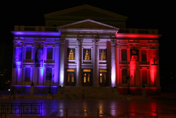 Με τα χρώματα της γαλλικής σημαίας φωταγωγήθηκε το Δημοτικό Θέατρο Πειραιά