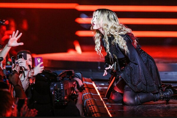 Τα συν και τα πλην: Οι 11 πιο ενδιαφέρουσες στιγμές απ’ την συναυλία της Madonna στην Πράγα ///