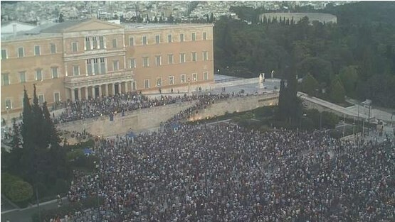 Οι διαδηλωτές στην είσοδο της Βουλής τώρα