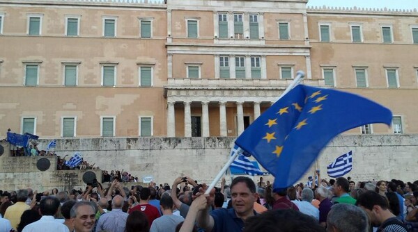 Οι διαδηλωτές στην είσοδο της Βουλής τώρα