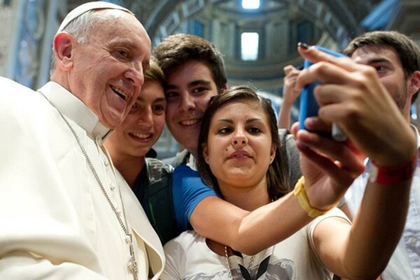 Πάπας προς νέους: Μη σπαταλάτε το χρόνο σας στο διαδίκτυο