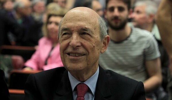 Ο Σημίτης βγάζει την αυτοβιογραφία του