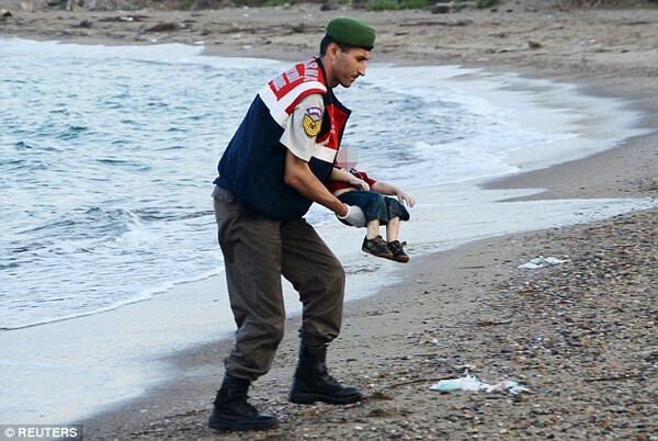 Οι σκληρές εικόνες όπως του νεκρού 5χρονου Σύρου πρέπει να δημοσιεύονται όπως είναι;