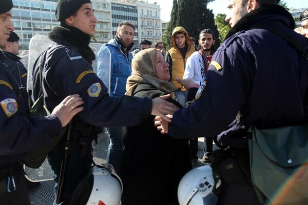 Τι λένε οι Σύροι πρόσφυγες για τη νυχτερινή επιχείρηση απομάκρυνσης τους από το Σύνταγμα