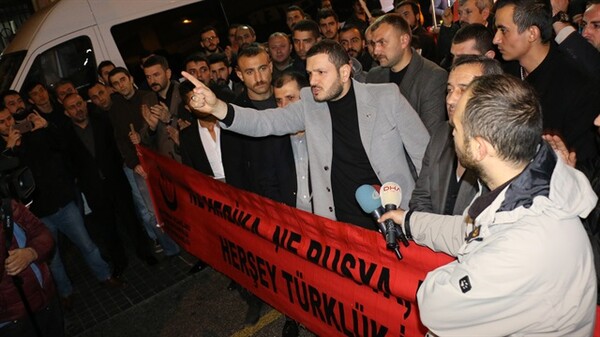Τούρκοι διαδηλωτές στην Κωνσταντινούπολη μπερδεύτηκαν και πέταξαν αυγά σε λάθος προξενείο