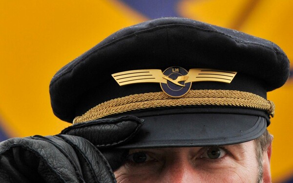 Mια επιβάτης της Germanwings περιγράφει πώς ένας πιλότος τους συγκίνησε μια μέρα μετά την τραγωδία