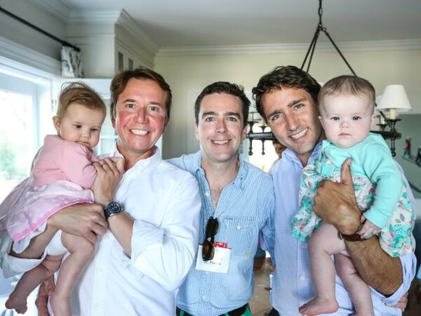 Όλοι επαινούν τον Καναδό Πρωθυπουργό για αυτήν τη φωτογραφία του με μια LGBT οικογένεια