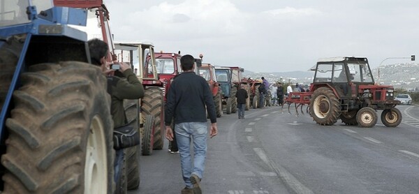 Οι αγρότες παρατάσσουν όλο και πιο πολλά τρακτέρ και περιμένουν