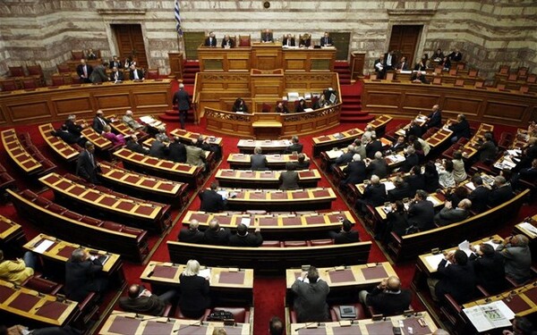 Μειώνονται κατά 10% οι αποζημιώσεις των βουλευτών