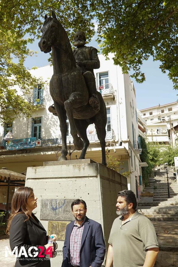 Μπροστά στο άγαλμα του Βελουχιώτη μίλησε και φωτογραφήθηκε η Κωνσταντοπούλου