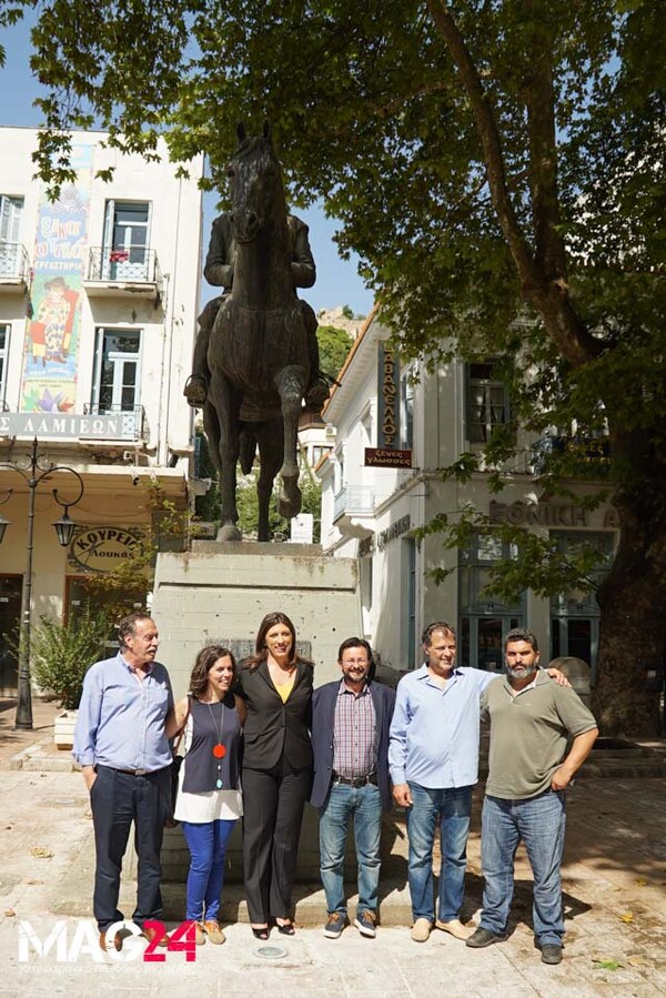 Μπροστά στο άγαλμα του Βελουχιώτη μίλησε και φωτογραφήθηκε η Κωνσταντοπούλου