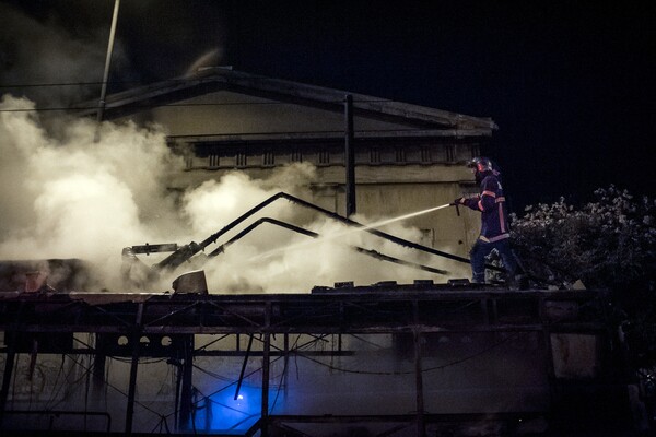 Φωτογραφίες από τον εμπρησμό του τρόλεϊ στο κέντρο της Αθήνας