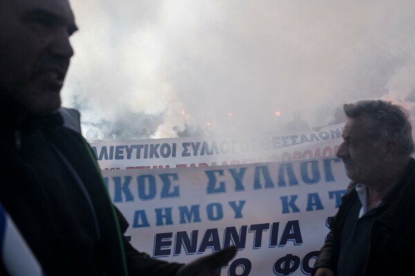 Οι αγρότες κατάφεραν να "ματαιώσουν" την Agrotica- Ένταση, επεισόδια και φωτιές στη Θεσσαλονίκη