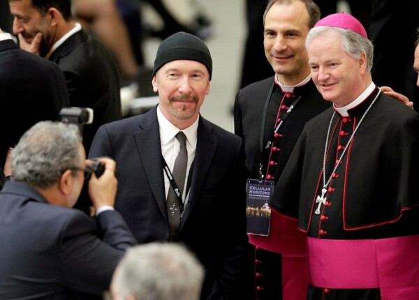 O Edge των U2 έδωσε συναυλία στην Καπέλα Σιξτίνα κι αφιέρωσε το "Walk on" στον Πάπα