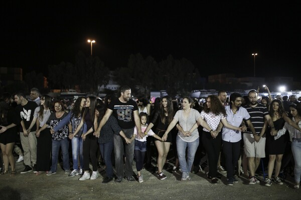 Ξέφρενος χορός, βιολιά, μπύρες και αυθεντικό γλέντι στο μεγάλο Ικαριώτικο πανηγύρι στο Πέραμα