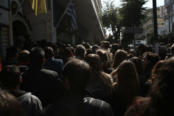 Xαμός από κόσμο που ήθελε να μπει στην εκκλησία για τον Παντελίδη