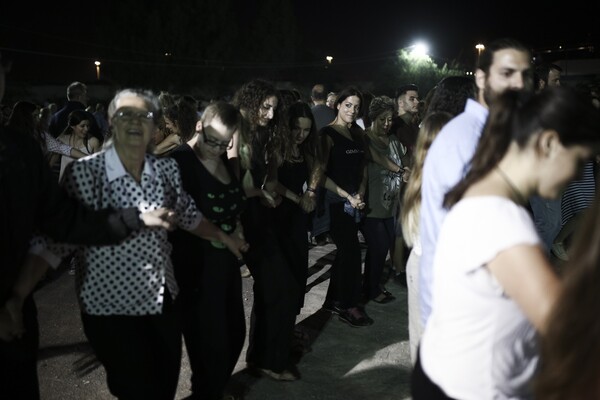Ξέφρενος χορός, βιολιά, μπύρες και αυθεντικό γλέντι στο μεγάλο Ικαριώτικο πανηγύρι στο Πέραμα