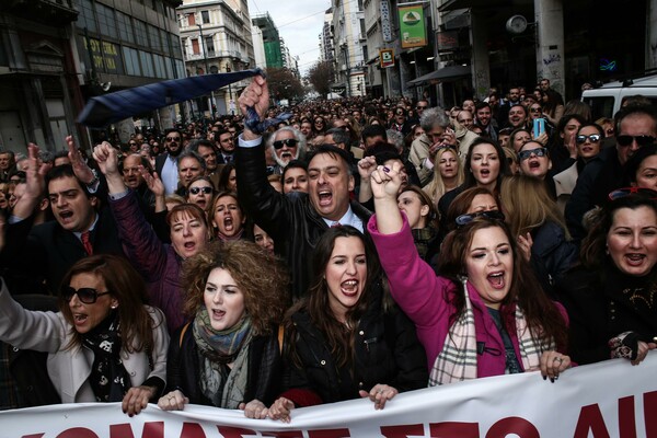 O ΣΥΡΙΖΑ καλεί τον ΣΥΡΙΖΑ να μην μειώσει τις συντάξεις και στηρίζει την πανελλαδική απεργία της Πέμπτης
