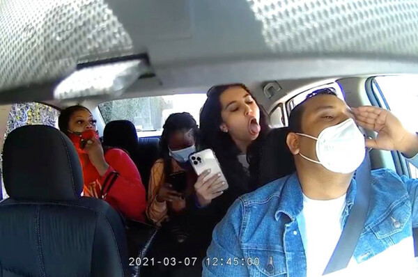Γυναίκες βγάζουν τις μάσκες και βήχουν πάνω σε οδηγό της Uber - Φώναζαν: «Έχω κορώνα!»