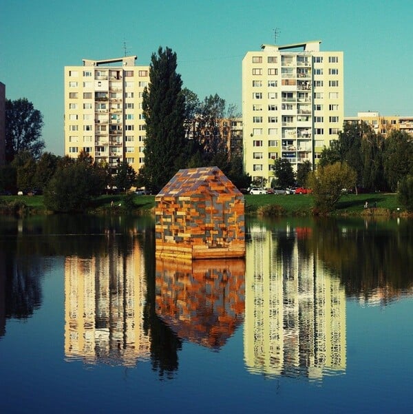 Walden Raft. Η πλωτή καλύβα της Elise Morin.