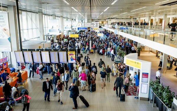 Στο πόδι το αεροδρόμιο του Άμστερνταμ με έναν άνδρα που φώναζε πως έχει βόμβα