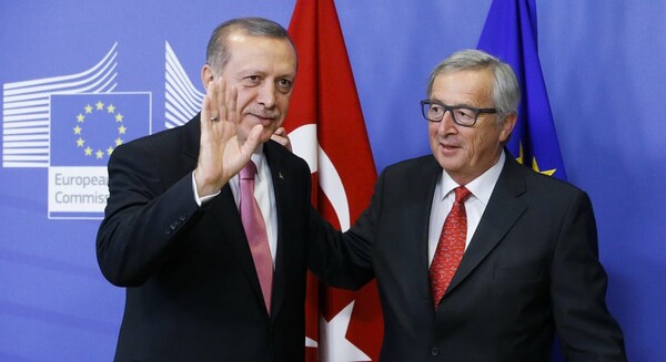 Ο Γιούνκερ κατακρίνει την αντίδραση της Τουρκίας στη γερμανική σάτιρα για τον Ερντογάν