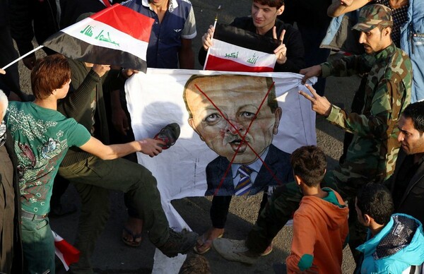 Oργή στο Ιράκ κατά της Τουρκίας - Διαδηλώσεις, καμένες σημαίες και προειδοποιήσεις προς τον Ερντογάν