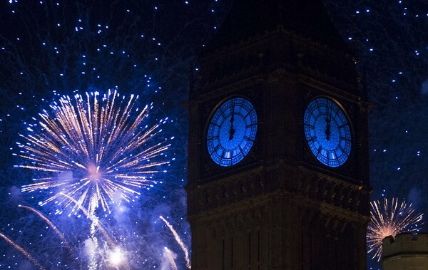 Φαντασμαγορικοί εορτασμοί από το Λονδίνο ως την Νέα Υόρκη κι από τη Γκίζα μέχρι το Διάστημα