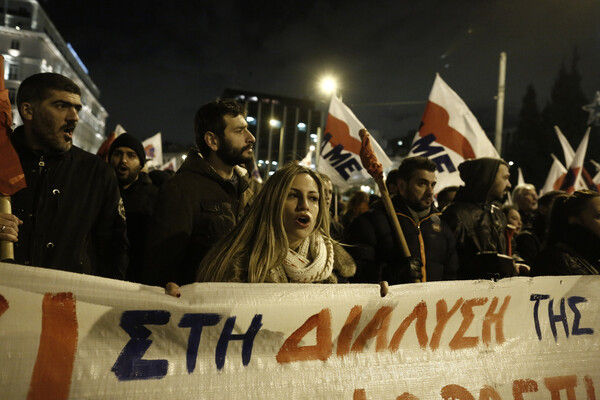 Σε εξέλιξη τα συλλαλητήρια - Χιλιάδες διαδηλωτές κατευθύνονται στο Σύνταγμα