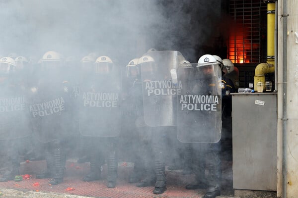 Ένταση στην πλ. Καραϊσκάκη: Κρητικοί αγρότες κυνήγησαν με μαγκούρες τα ΜΑΤ