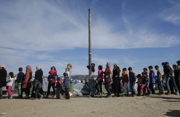 Εκτός ελέγχου η κατάσταση στην Ειδομένη- Απελπισμένοι οι πρόσφυγες πιάνονται μέχρι και στα χέρια