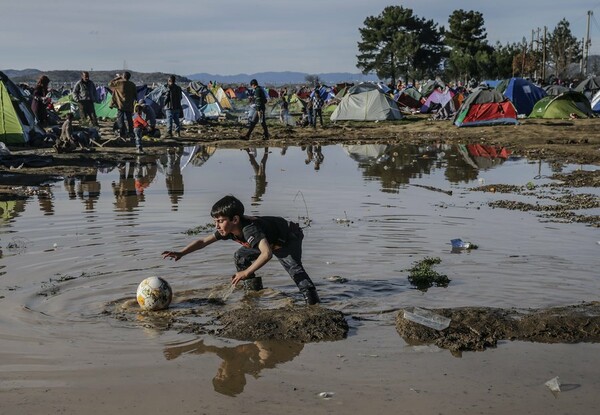 Εκτός ελέγχου η κατάσταση στην Ειδομένη- Απελπισμένοι οι πρόσφυγες πιάνονται μέχρι και στα χέρια