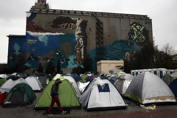 5.330 πρόσφυγες σε δύσκολες συνθήκες στον Πειραιά