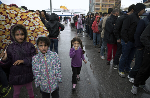 5.330 πρόσφυγες σε δύσκολες συνθήκες στον Πειραιά