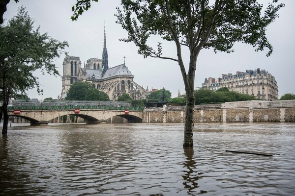 Στο έλεος των πλημμυρών το Παρίσι: Ξεχειλίζει ο Σηκουάνας- Κλείνουν γραμμή του προαστειακού και Λούβρο