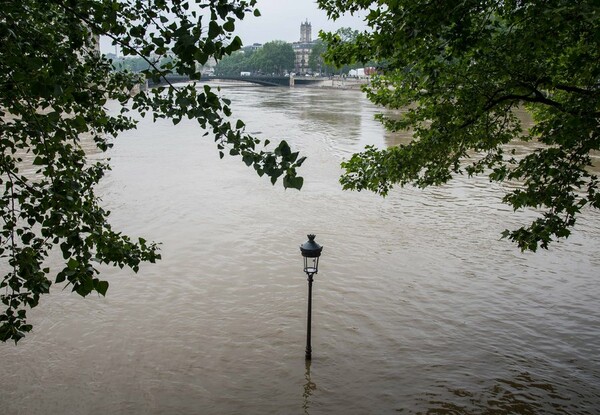 Στο έλεος των πλημμυρών το Παρίσι: Ξεχειλίζει ο Σηκουάνας- Κλείνουν γραμμή του προαστειακού και Λούβρο