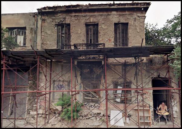 Η Βέρα κρυφοκοιτάζει ανθρώπους και μανεκέν στους δρόμους της Αθήνας, και έχει τις φωτογραφίες για να το αποδείξει