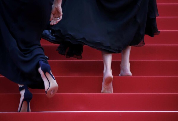 Η τέλεια απάντηση της Julia Roberts για το περσινό φιάσκο με τα ψηλοτάκουνα στο κόκκινο χαλί των Καννών