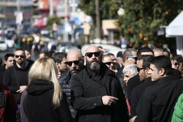 Xαμός από κόσμο που ήθελε να μπει στην εκκλησία για τον Παντελίδη