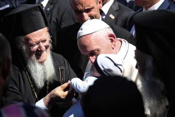 Ανάμεσα σε γυναίκες, άνδρες και προσφυγόπουλα που του φιλούσαν το χέρι ο Πάπας