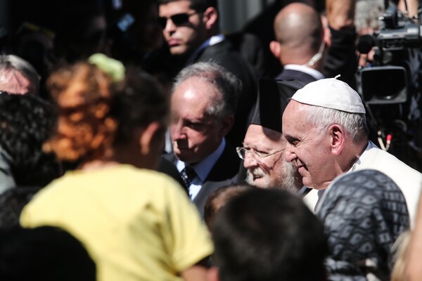 Ανάμεσα σε γυναίκες, άνδρες και προσφυγόπουλα που του φιλούσαν το χέρι ο Πάπας