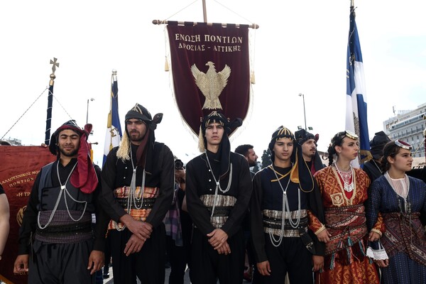 Στιγμές συγκίνησης με τους Πόντιους στο Σύνταγμα - ΦΩΤΟΡΕΠΟΡΤΑΖ