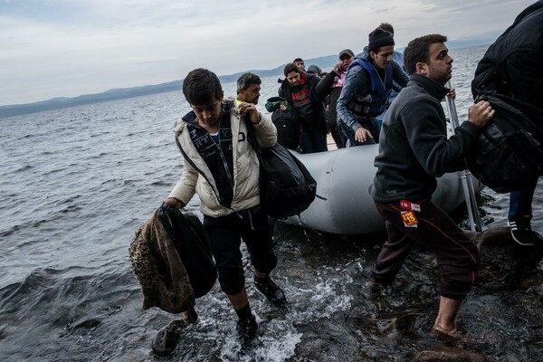 Με κρυοπαγήματα στα πόδια φτάνουν οι πρόσφυγες στη Μυτιλήνη