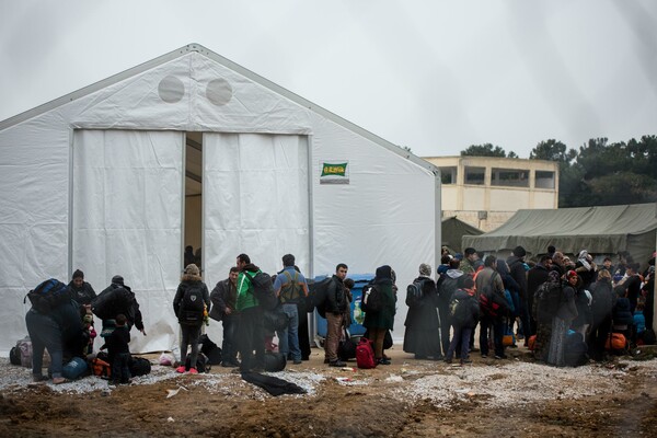 Παγιδευμένοι στην Ελλάδα- 25.000 πρόσφυγες και μετανάστες