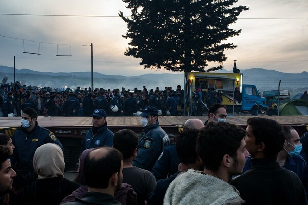 Εκτός ελέγχου η κατάσταση στην Ειδομένη- Απελπισμένοι οι πρόσφυγες πιάνονται μέχρι και στα χέρια